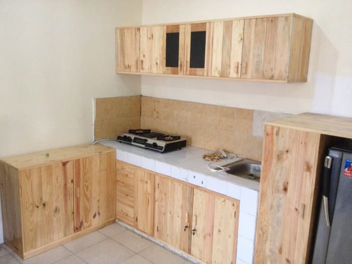 kabinet dapur dari kayu pallet