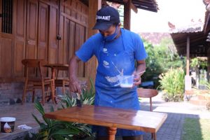 Read more about the article Cara Finishing Meja Dapur dengan Cat Kayu Tahan Air Menggunakan Kuas