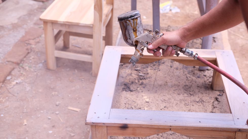 proses finishing kayu semprot