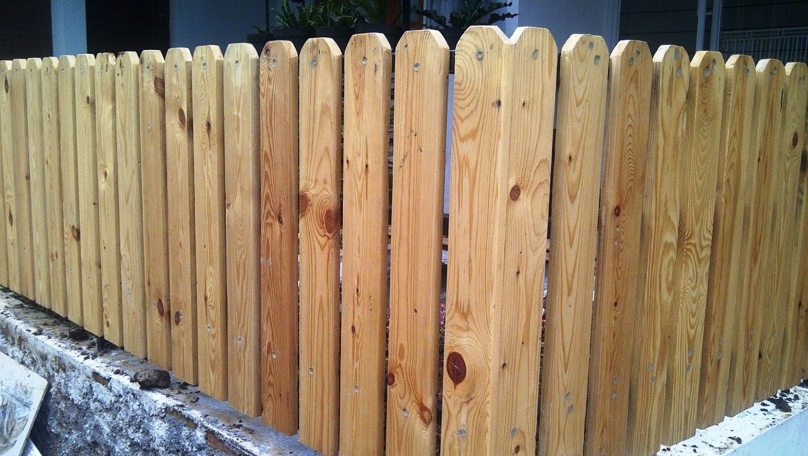 Tampak Natural Inilah Warna Cat Pagar Kayu yang Bagus - persiapan pagar kayu