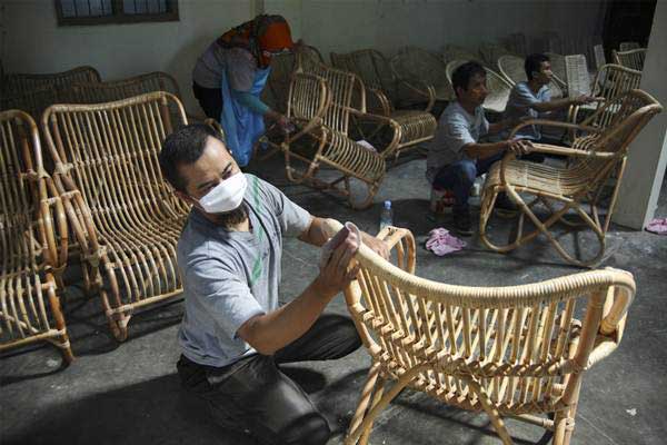 Kursi Rotan Berwarna Hitam Pekat Dengan Cat Enamel Orchid - amplas kursi rotan