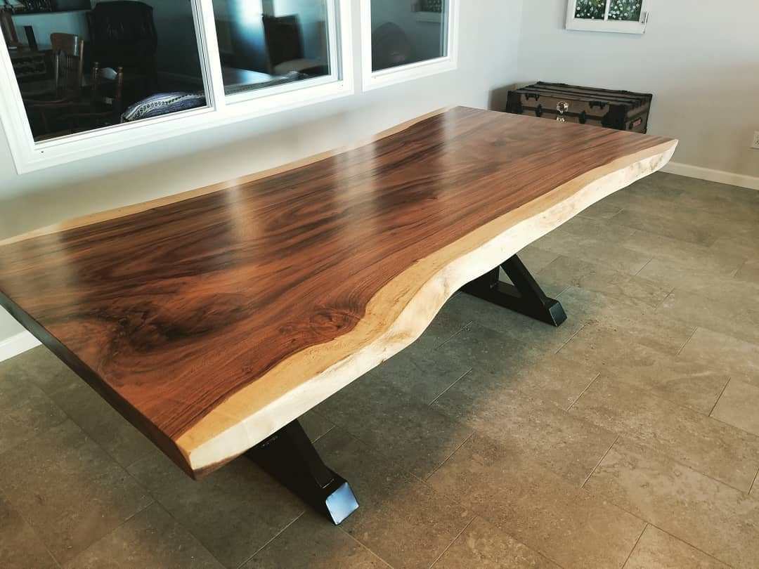 Meja Kayu Trembesi Menyamakan Warna Gubal dan Teras - furniture kayu trembesi