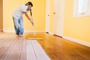 Read more about the article Bagaimana Cara Mengecat Lantai Kayu dengan Mudah? Ikuti 7 Langkahnya