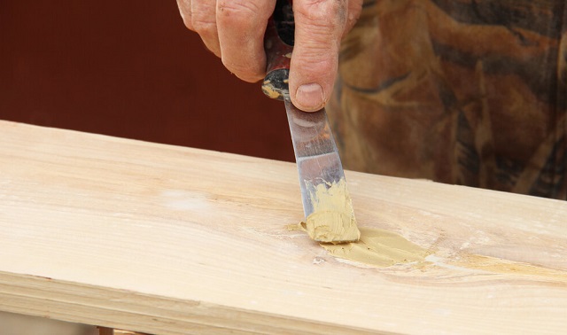 aplikasikan dempul pada kayu mahoni menggunakan Biovarnish Wood Filler Mahogany