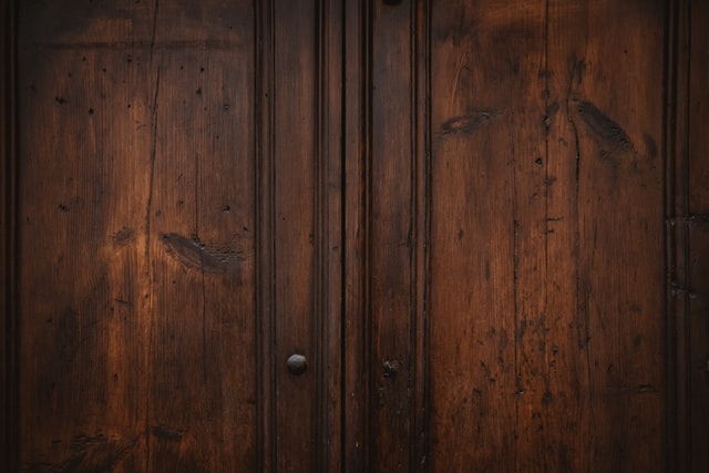 pintu kayu ramin yang perlu difinishing ulang