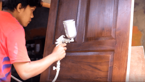 cara mengecat pintu kayu