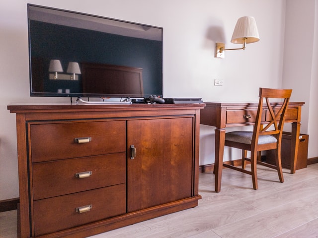 perabotan rumah dan furniture dari kayu jati belanda yang diberi warna stain walnut brown