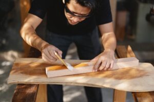 Read more about the article Hemat, Ini Rekomendasi Cat Pelapis Terbaik untuk Refinishing Furnitur Kafe 