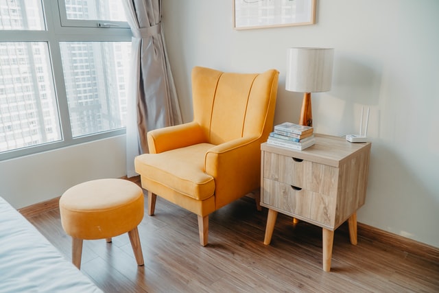perpaduan warna cat kayu furniture Skandinavia dan lantai kayu