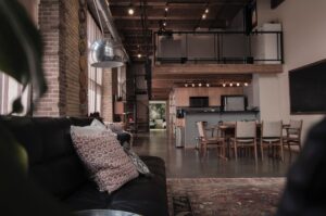 Read more about the article Tips dan Trik Dekorasi Rumah Industrial dengan Kayu Jati Belanda ￼