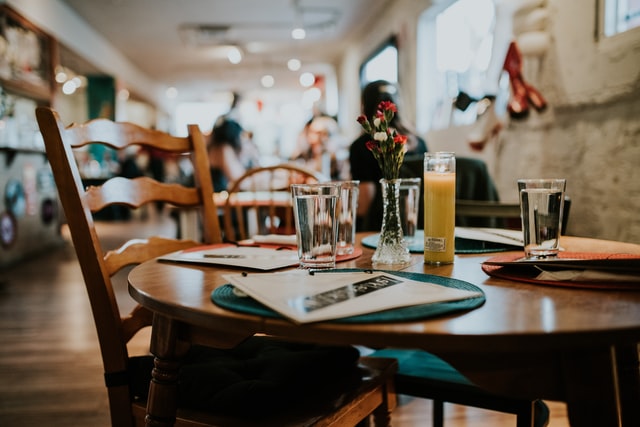 menbuat meja kayu kafe menarik