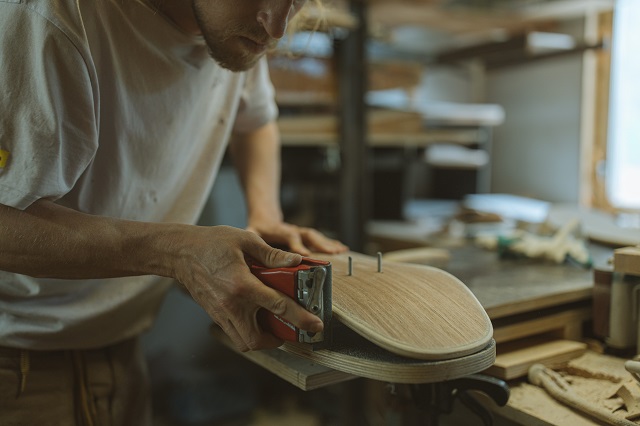 Cara mengamplas kayu manual pada skateboard