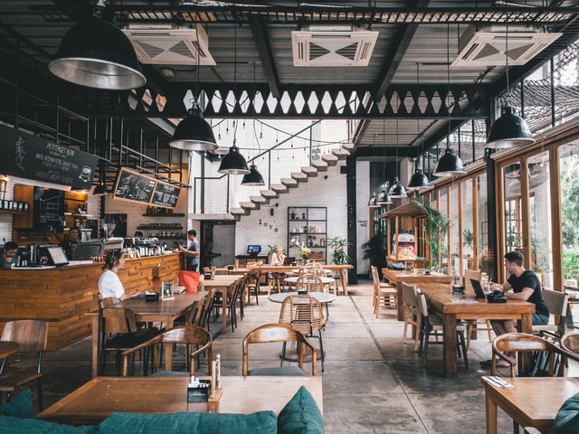 pemilihan top coat kayu untuk meja restoran