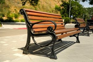 Read more about the article Cat Kayu Anti Air untuk Finishing Ulang Furniture di Musim Hujan