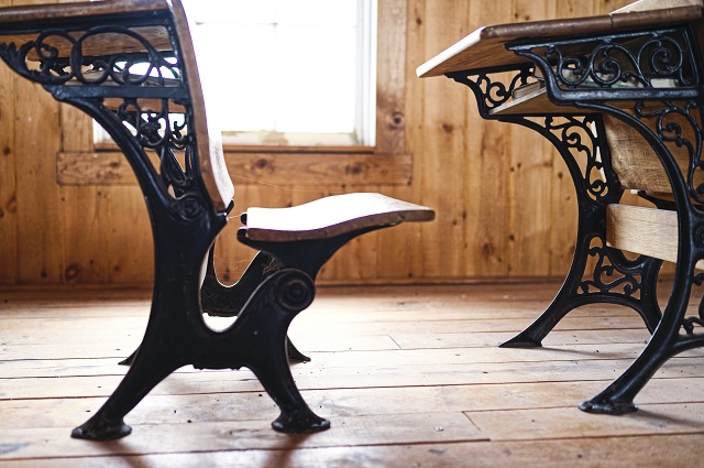kursi kayu dengan kaki-kaki dari besi
